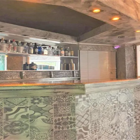 Senior Citizen In Blue アパート