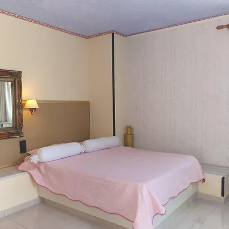 Senior Citizen In Blue アパート ヘルソニソス