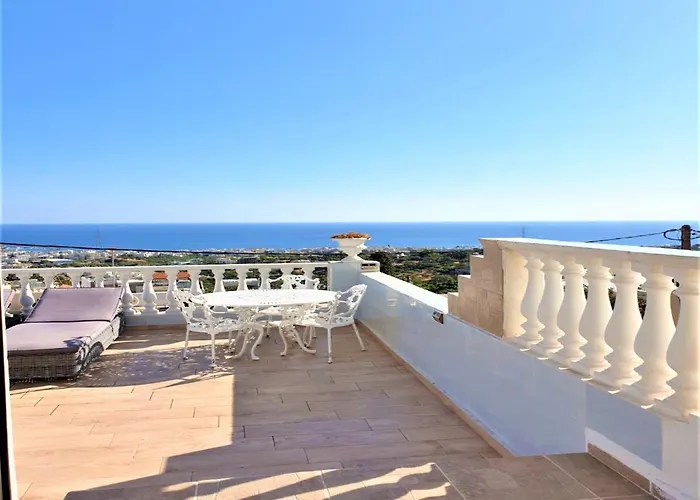 Senior Citizen In Blue Appartamento *