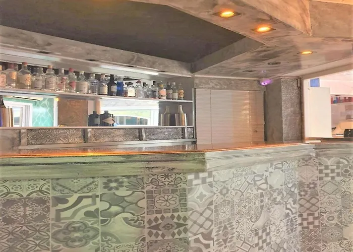 Senior Citizen In Blue Appartamento