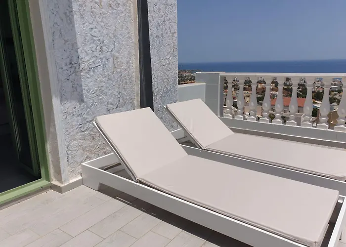 Senior Citizen In Blue Appartamento *